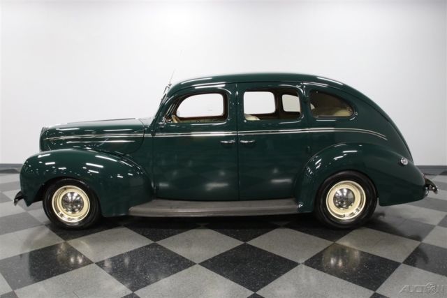 1939 Green Ford Deluxe