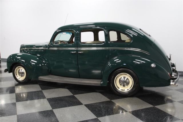 1939 Green Ford Deluxe