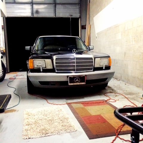 1987 Black Mercedes-Benz 400-Series Sedan