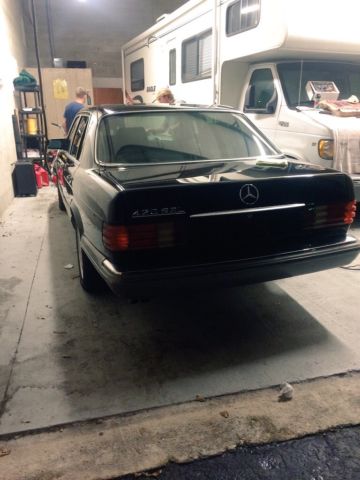 1987 Black Mercedes-Benz 400-Series Sedan
