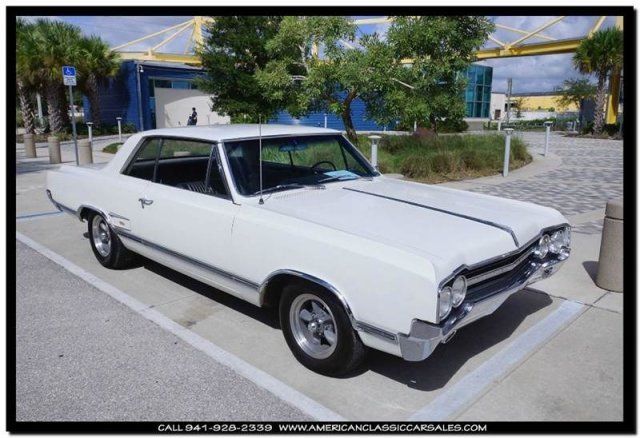 1965 White Oldsmobile 442