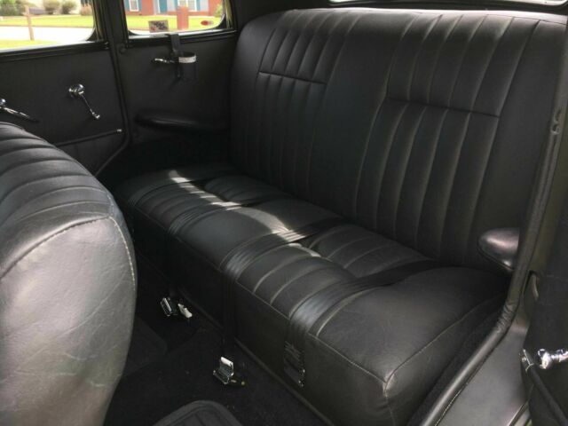 1933 Black Ford sedan Sedan