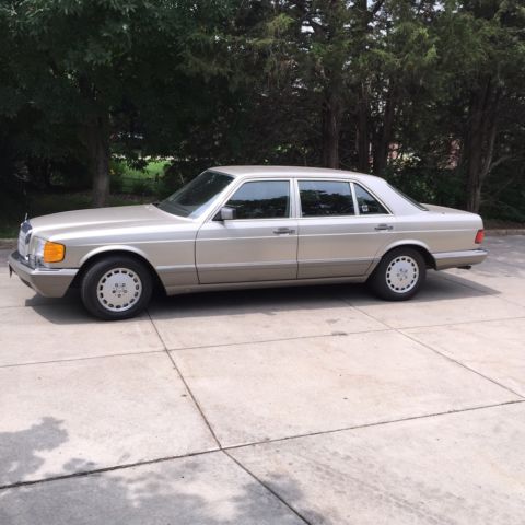 1990 Smoke Silver Mercedes-Benz 300-Series Sedan