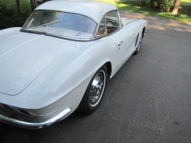 1962 White Chevrolet Corvette