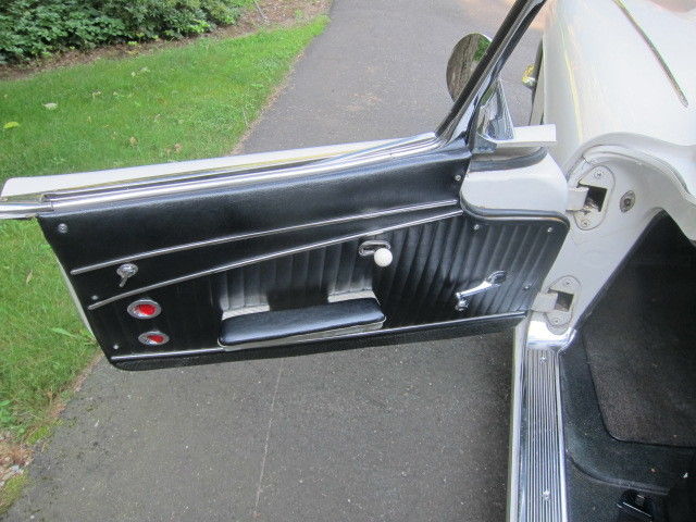 1962 White Chevrolet Corvette