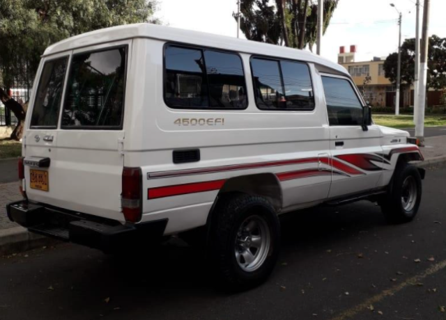1991 White Toyota Land Cruiser SUV