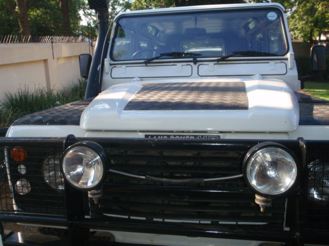 1989 White Land Rover Defender 5 door