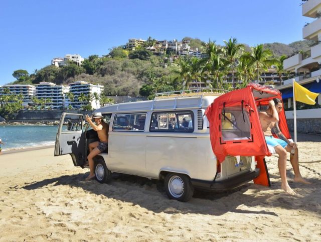 1992 Gold Volkswagen Bus/Vanagon Standard Passenger Van