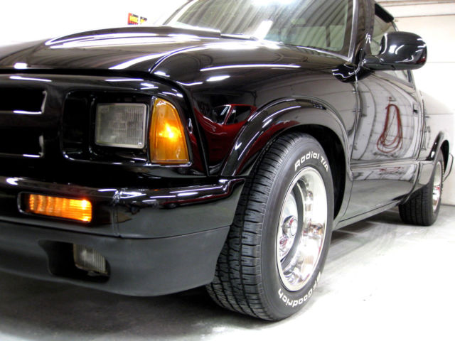 1994 Black Chevrolet S-10 pickup