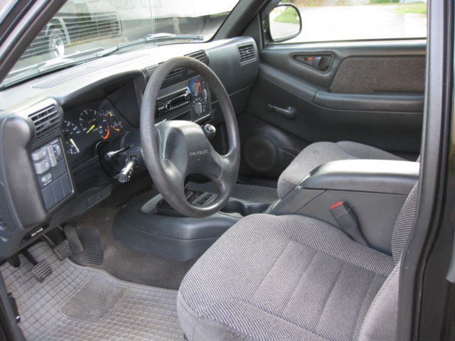 1994 Black Chevrolet S-10 pickup