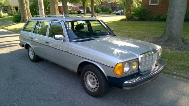 1984 Silver Mercedes-Benz 300-Series Wagon