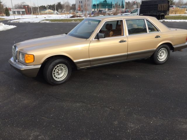 1985 Gold Mercedes-Benz 500-Series