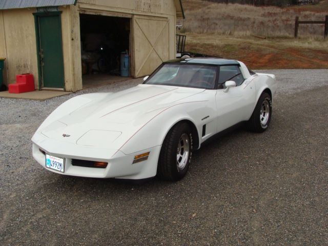 1982 White with red pinstriping Chevrolet Corvette Coupe