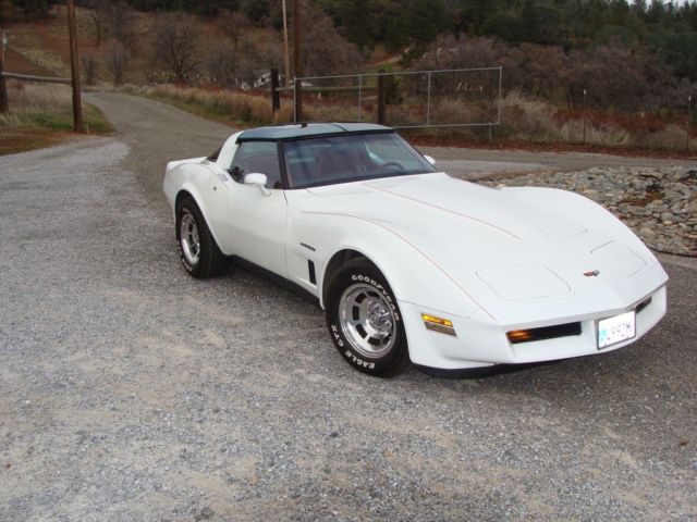 1982 White with red pinstriping Chevrolet Corvette Coupe