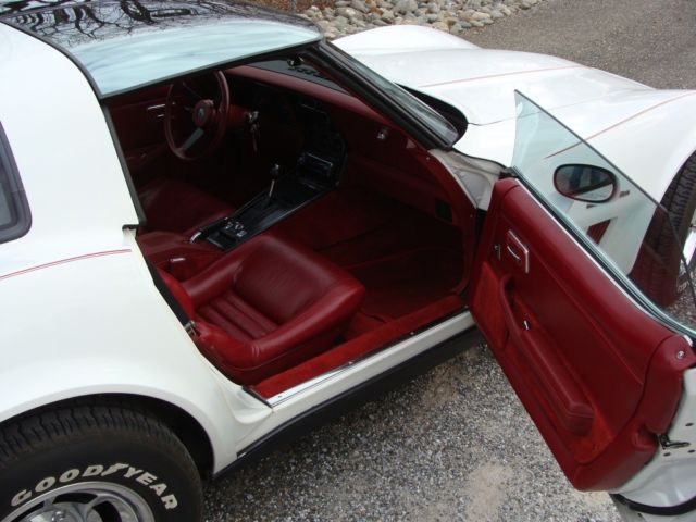1982 White with red pinstriping Chevrolet Corvette Coupe