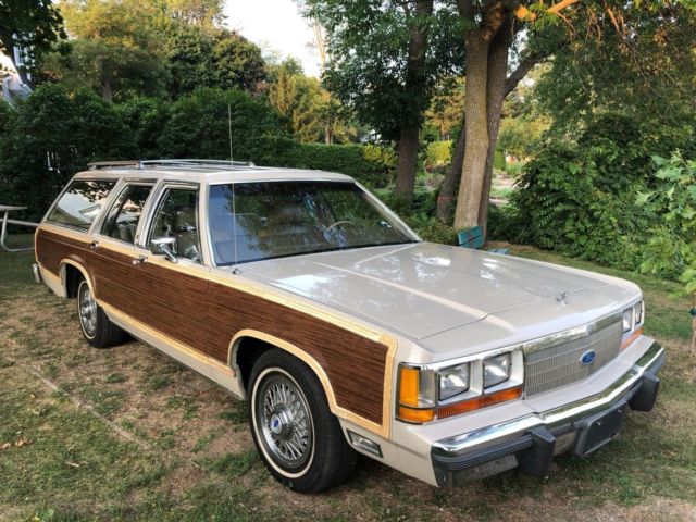 1988 White Ford Crown Victoria Wagon