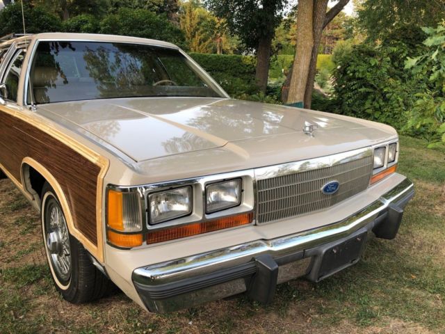 1988 White Ford Crown Victoria Wagon