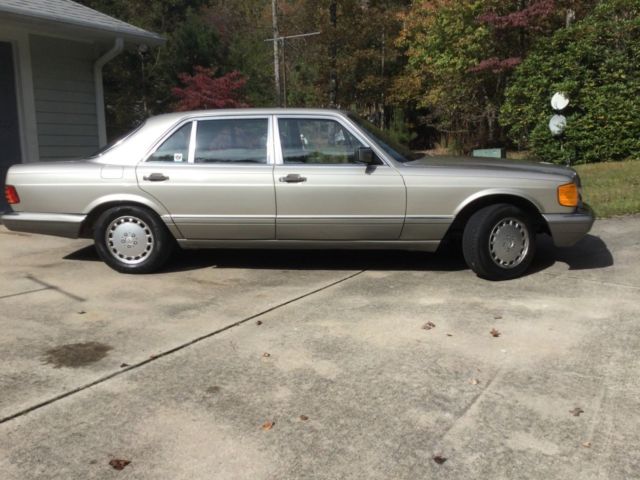 1987 Gold Mercedes-Benz 560 SEL Sedan