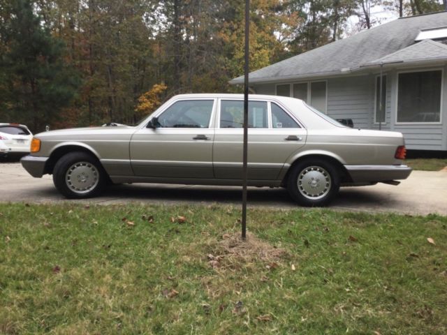 1987 Gold Mercedes-Benz 560 SEL Sedan