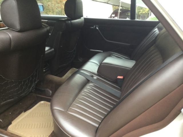 1987 Gold Mercedes-Benz 560 SEL Sedan