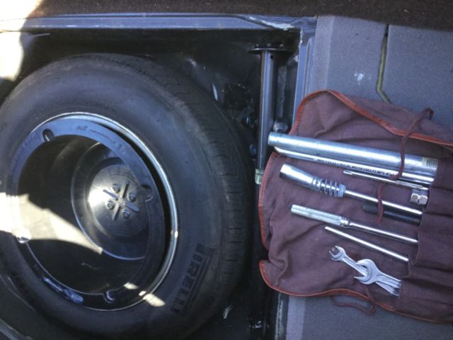 1987 Gold Mercedes-Benz 560 SEL Sedan