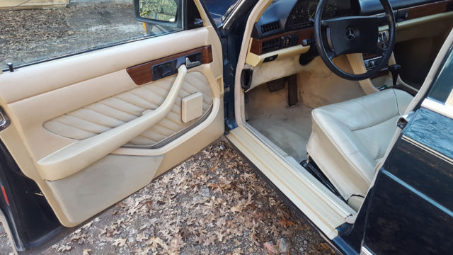 1981 Green Mercedes-Benz 300-Series Sedan