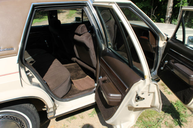 1985 Tan Ford Crown Victoria Four Door Sedan