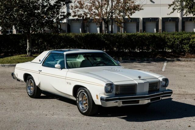 1975 White Oldsmobile Cutlass Coupe