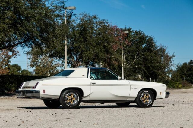 1975 White Oldsmobile Cutlass Coupe