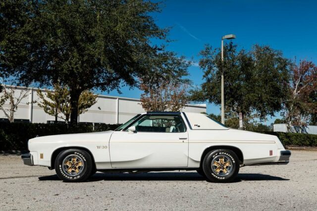 1975 White Oldsmobile Cutlass Coupe