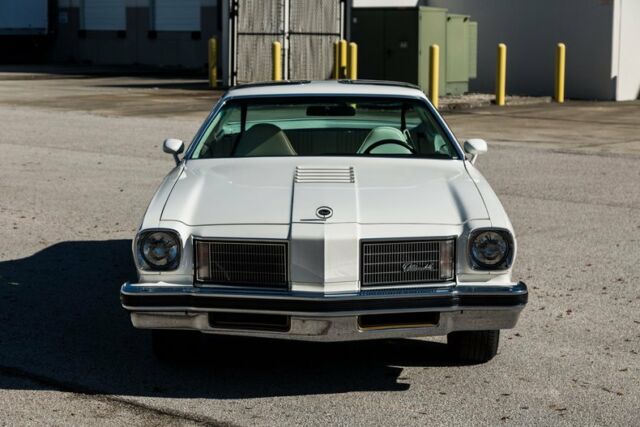 1975 White Oldsmobile Cutlass Coupe