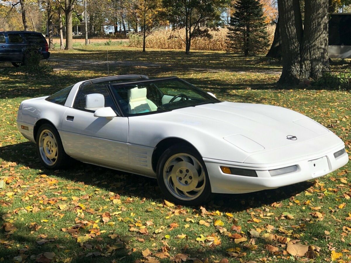 1993 White Chevrolet Corvette Hatchback