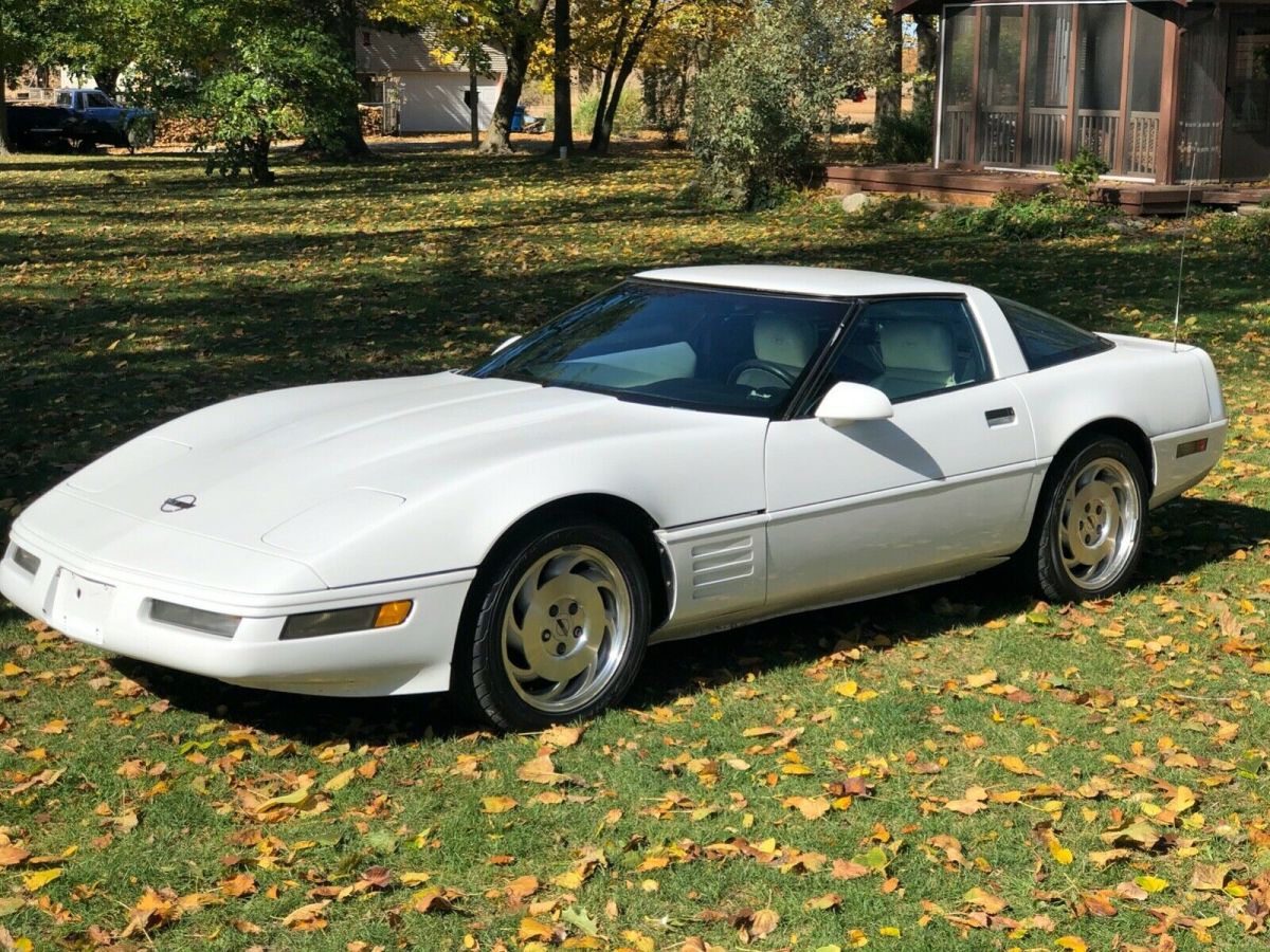 1993 White Chevrolet Corvette Hatchback