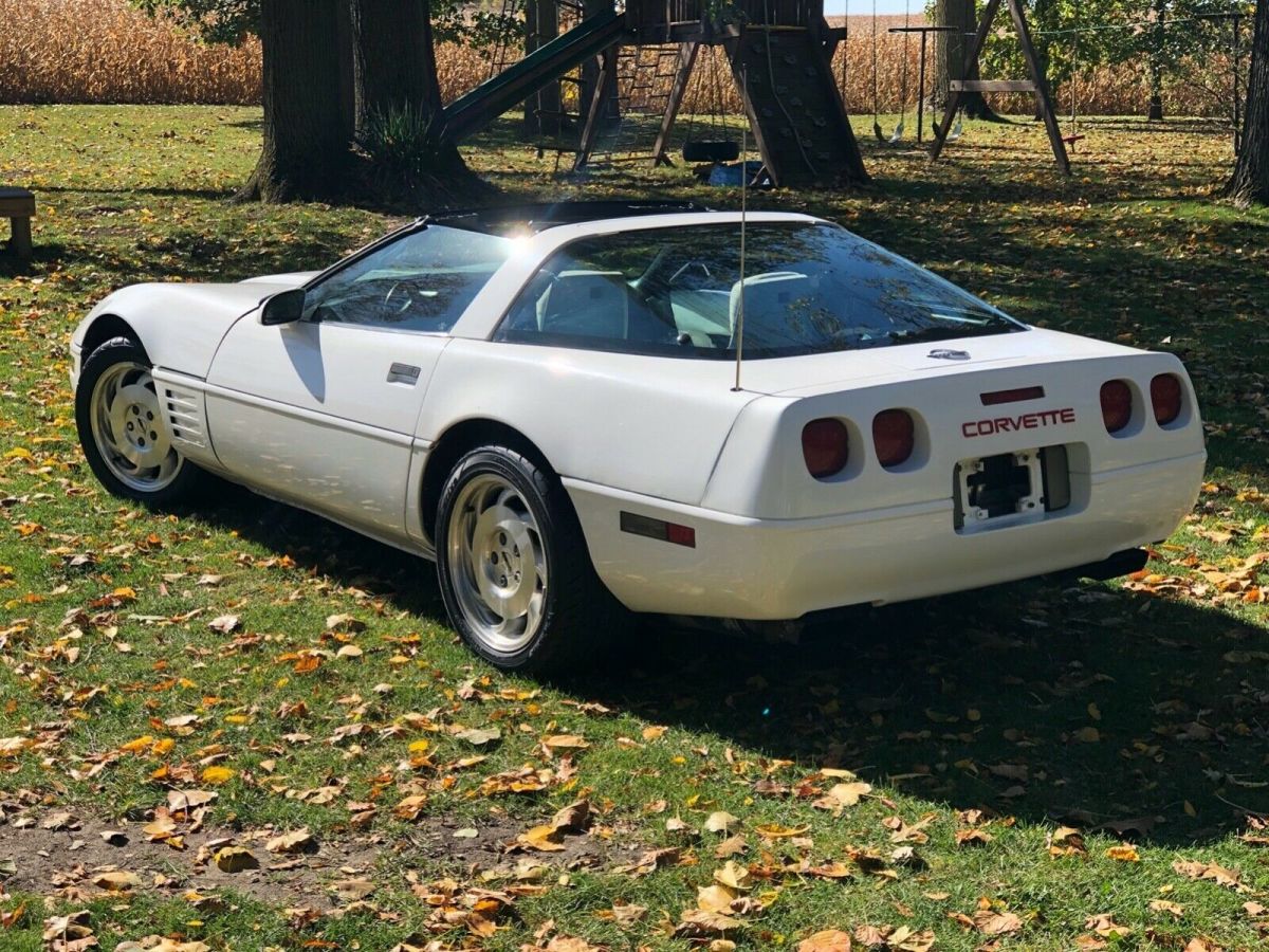 1993 White Chevrolet Corvette Hatchback