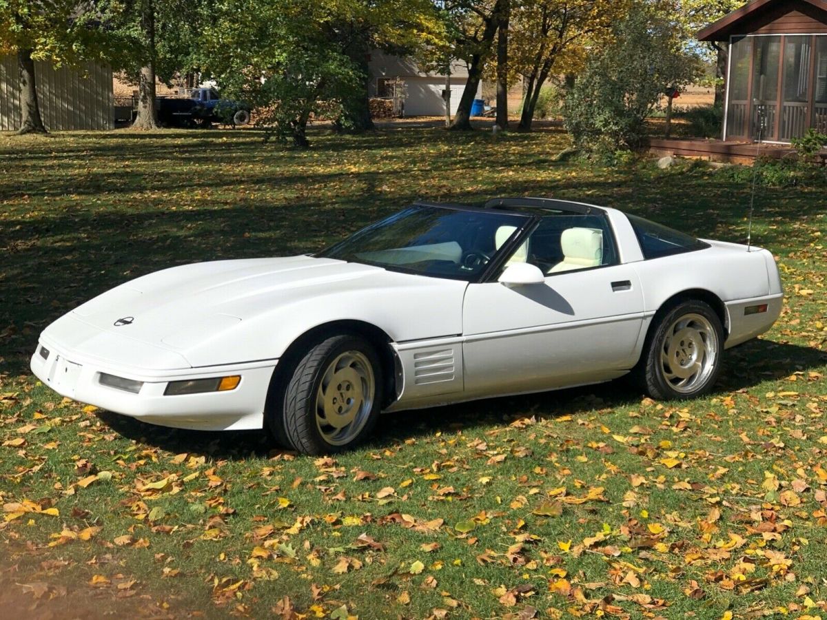 1993 White Chevrolet Corvette Hatchback