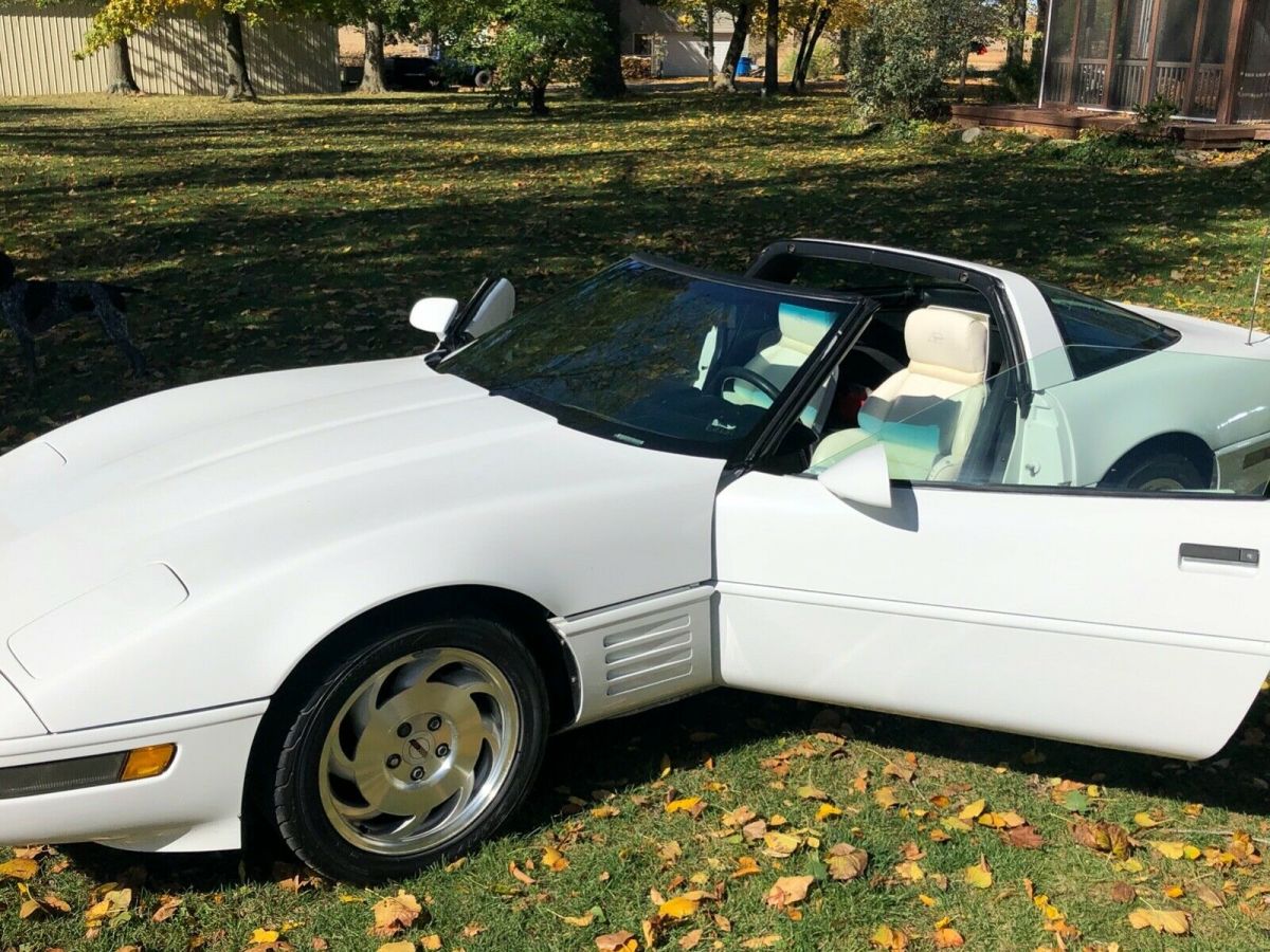 1993 White Chevrolet Corvette Hatchback