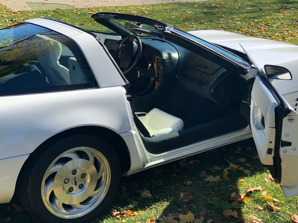 1993 White Chevrolet Corvette Hatchback