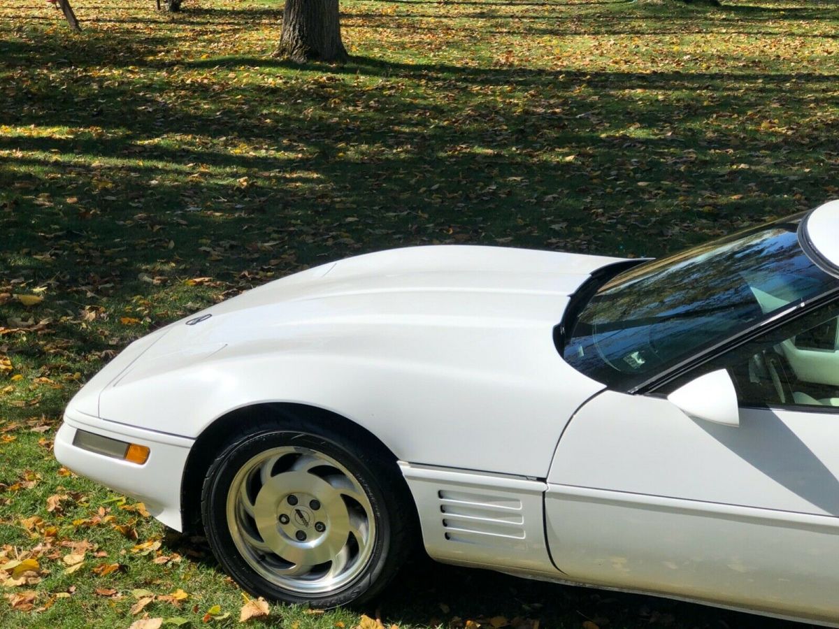 1993 White Chevrolet Corvette Hatchback