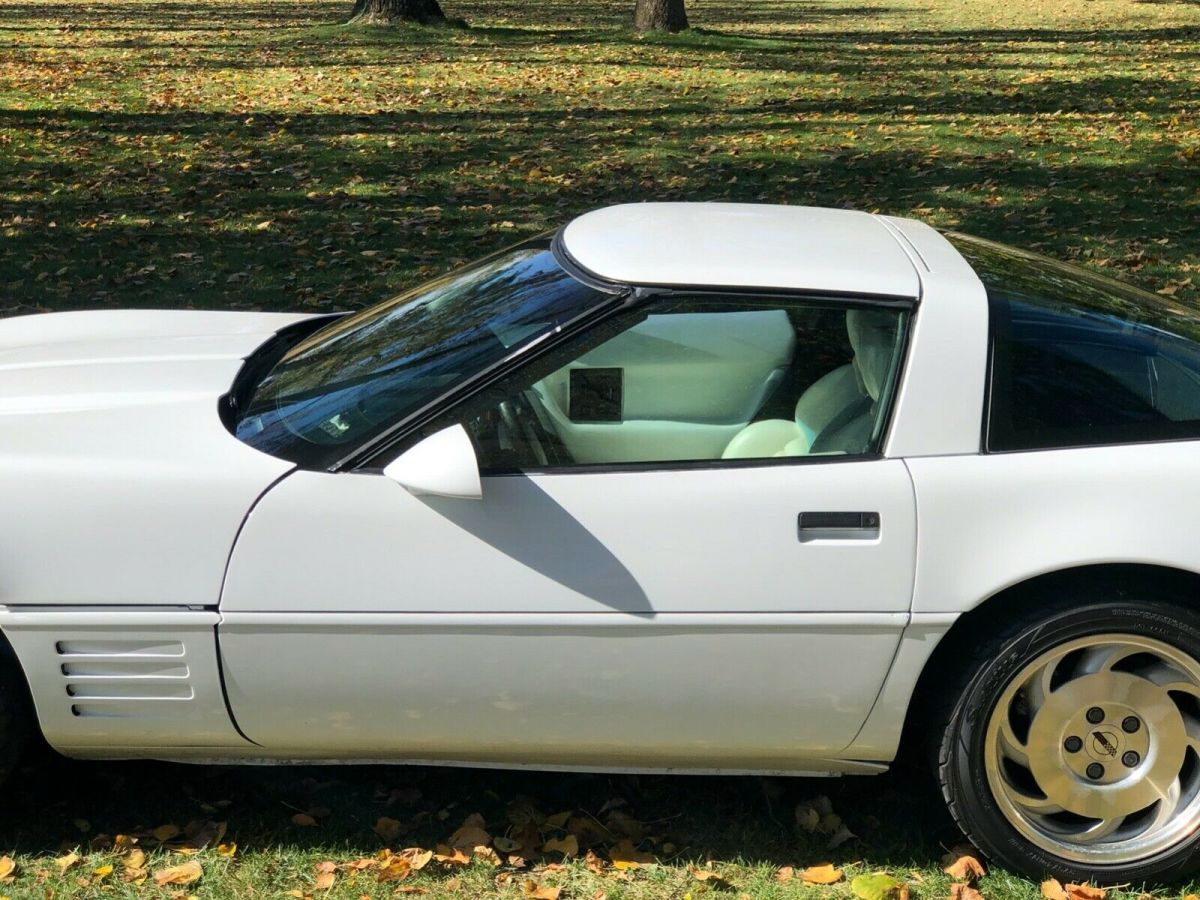 1993 White Chevrolet Corvette Hatchback