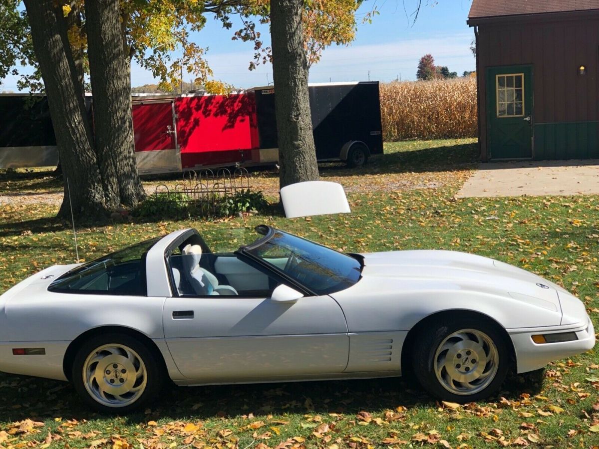1993 White Chevrolet Corvette Hatchback