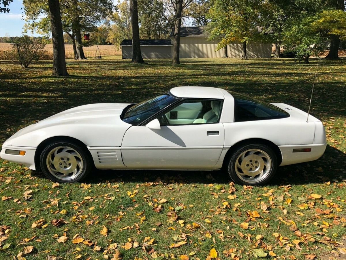 1993 White Chevrolet Corvette Hatchback