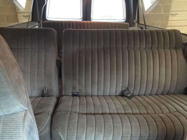 1990 Gray/white GMC Suburban SUV