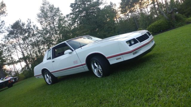 1987 White Chevrolet Monte Carlo