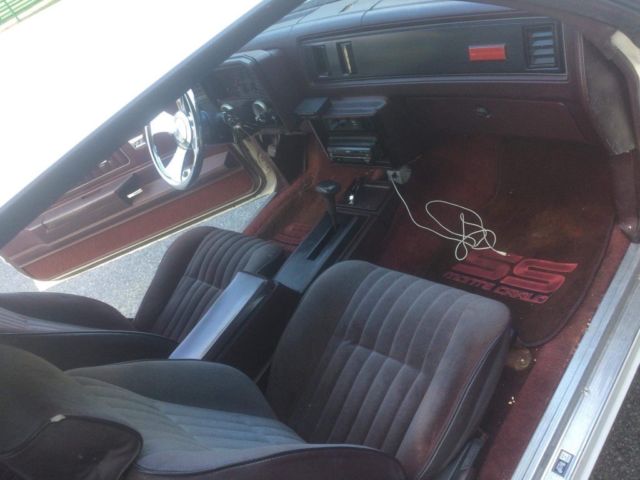 1985 White Chevrolet Monte Carlo Coupe