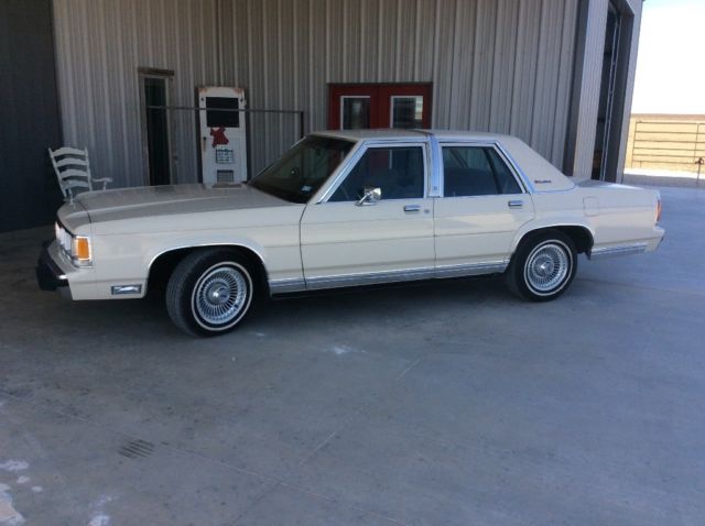 1990 Tan Ford Crown Victoria Sedan