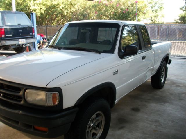 1994 WHITE Mazda B-Series Pickups Extended Cab Pickup