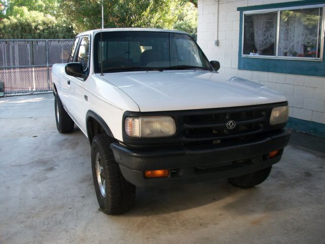 1994 WHITE Mazda B-Series Pickups Extended Cab Pickup
