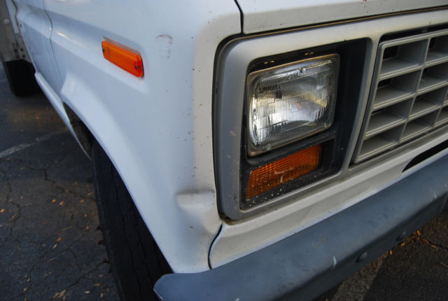 1991 White Ford E-Series Van