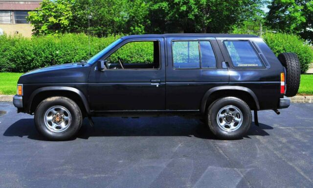 1990 Black Nissan Pathfinder SUV