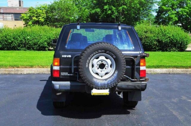 1990 Black Nissan Pathfinder SUV